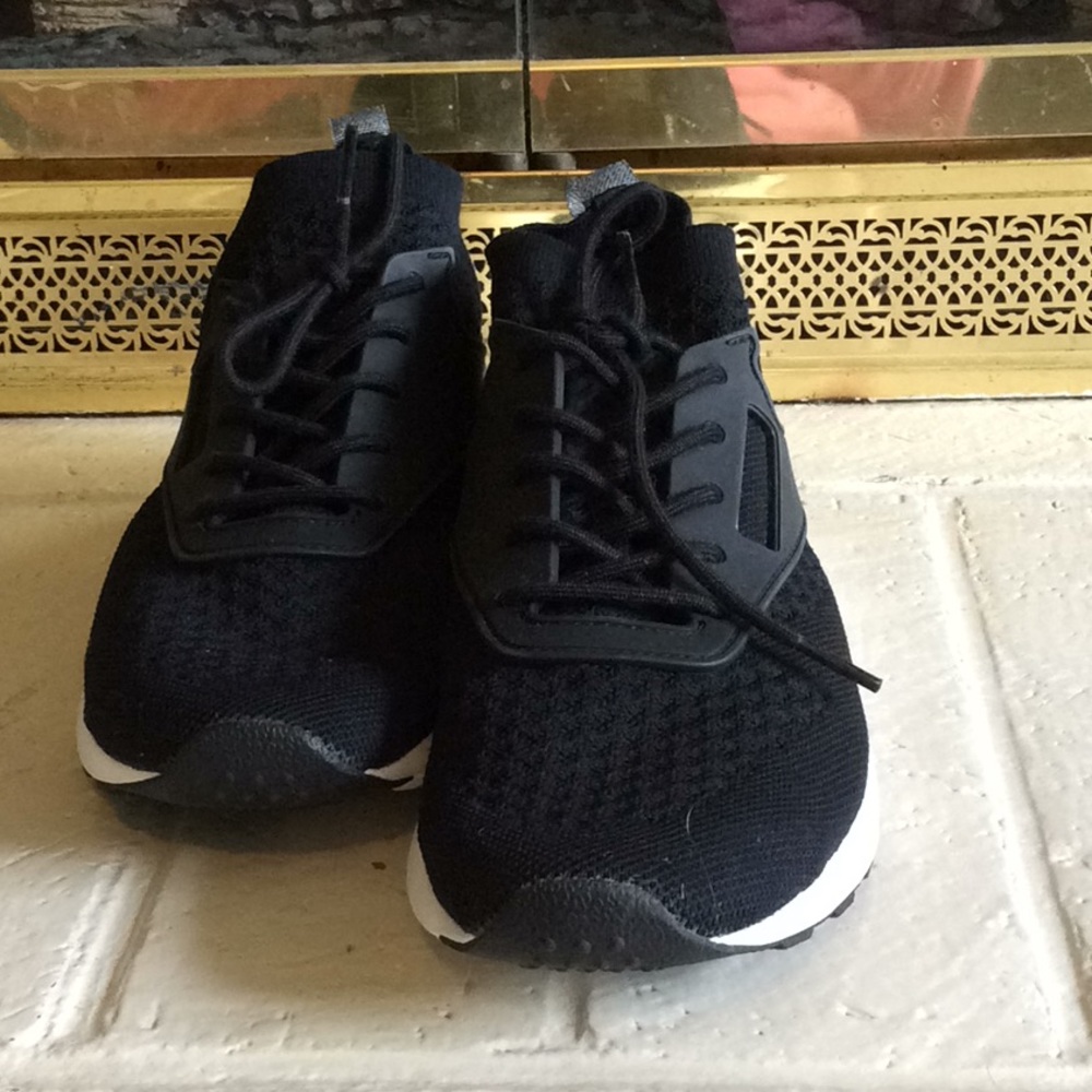 Reebok black sneakers — New like condition